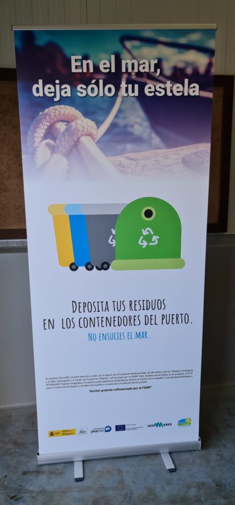 Cartel de concienciación con la limpieza del mar