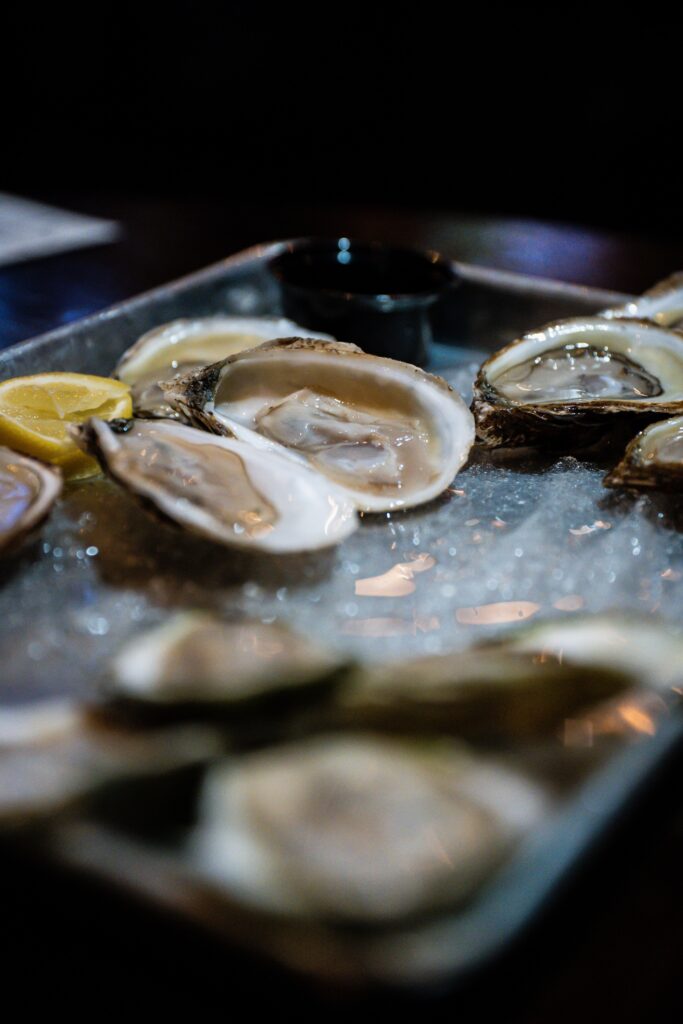 ostras gallegas son un auténtico tesoro culinario. Procedentes de las Rías Baixas, estas joyas marinas ofrecen un sabor único y una textura delicada
